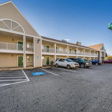Hometowne Studios By Red Roof Spartanburg - Asheville Highway Southern Shops Экстерьер фото